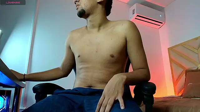 Show modela Adrian_Fierro na web-kameri