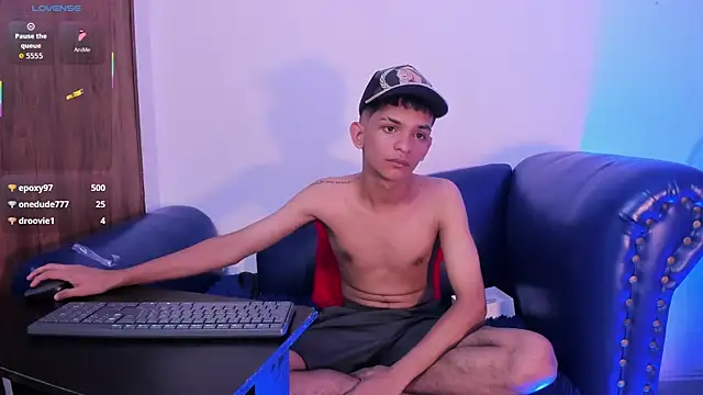 littlecum18: διαδικτυακό σόου στην κάμερα