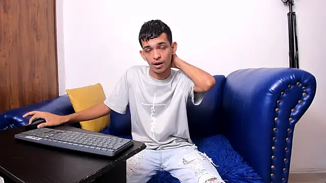 littlecum18: διαδικτυακό σόου στην κάμερα