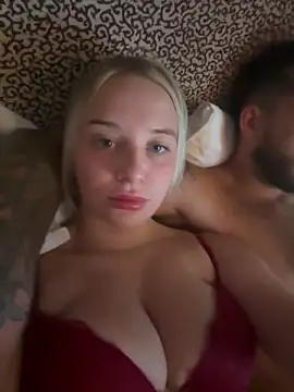 Show modela PiercedNipsandBigCock na web-kameri