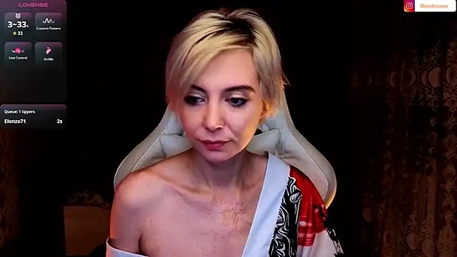 Blondice's Live XXX Chat