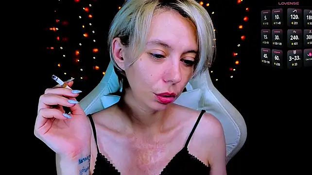 Blondice élő XXX-chatje