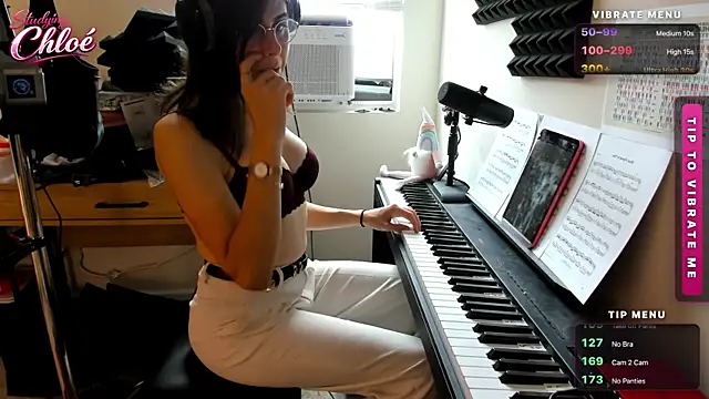 itschloelaurent's Webcam Show