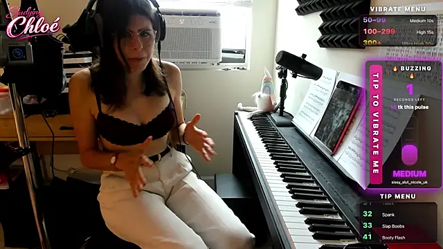 itschloelaurent's Webcam Show