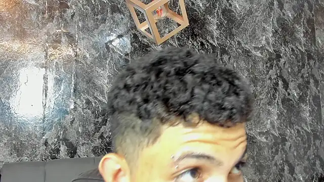 cameron_lux77 Show Webcam