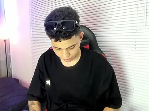 הופעת וובקאם של cameron_lux77