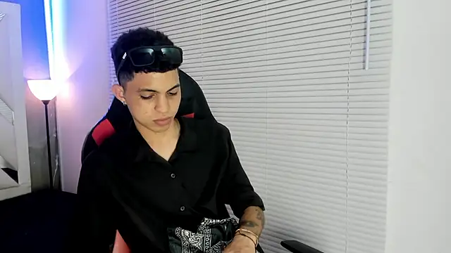 cameron_lux77 Show Webcam
