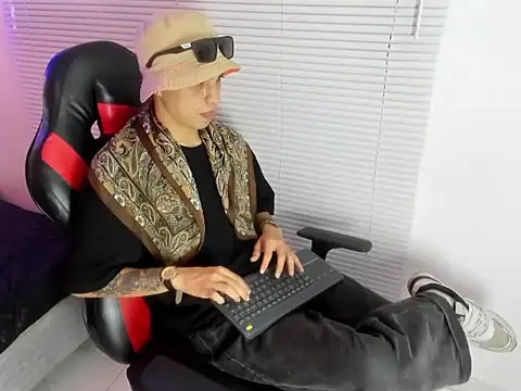 הופעת וובקאם של cameron_lux77