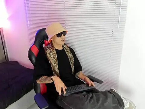 Pokazy przed kamerką – cameron_lux77