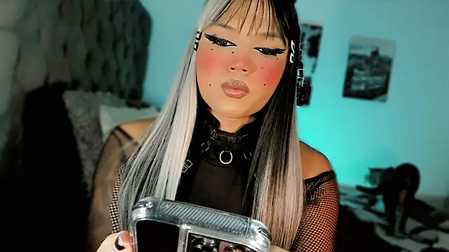 Show modela misstreslatin na web-kameri