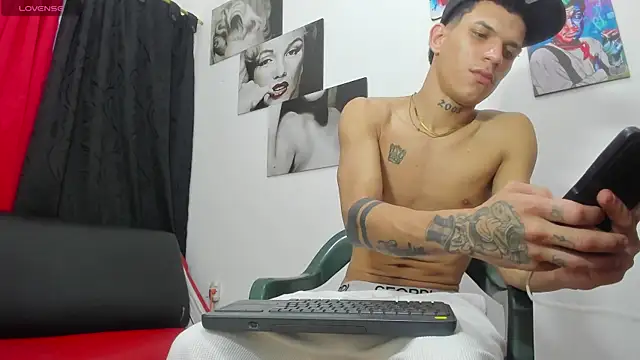 big_hot_boy_ – webcam-show