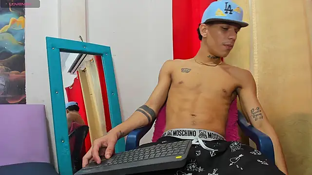 big_hot_boy_ Show in webcam