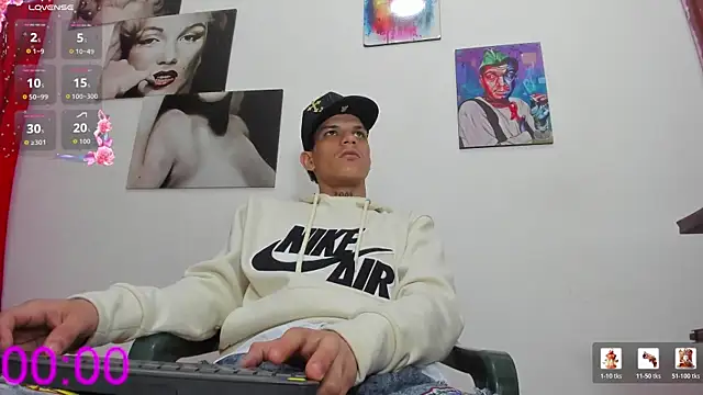 big_hot_boy_ Show in webcam