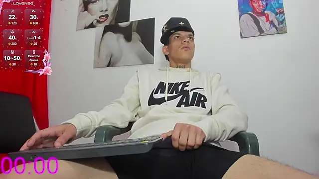 big_hot_boy_ Show in webcam