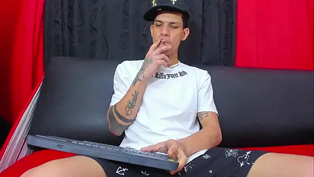 big_hot_boy_ Show in webcam