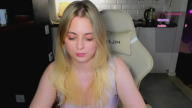 blonde_kellyy Webcam Show
