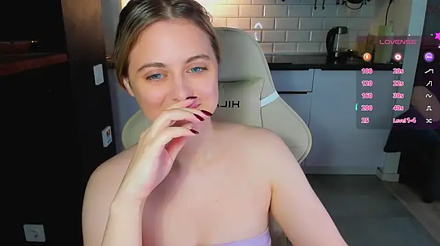 blonde_kellyy: онлайн-секс-чат