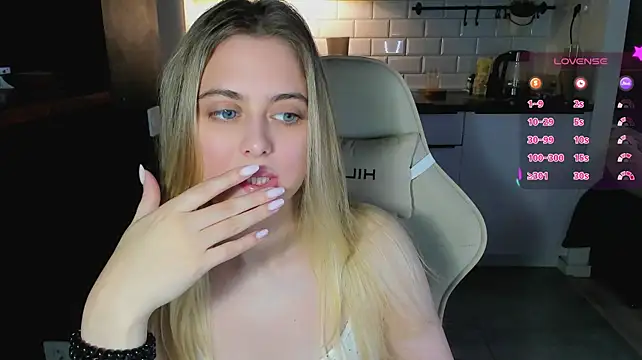 blonde_kellyy's Live XXX Chat