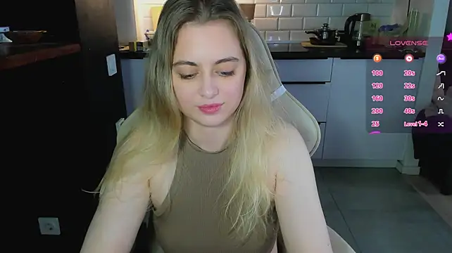 blonde_kellyy Show in webcam