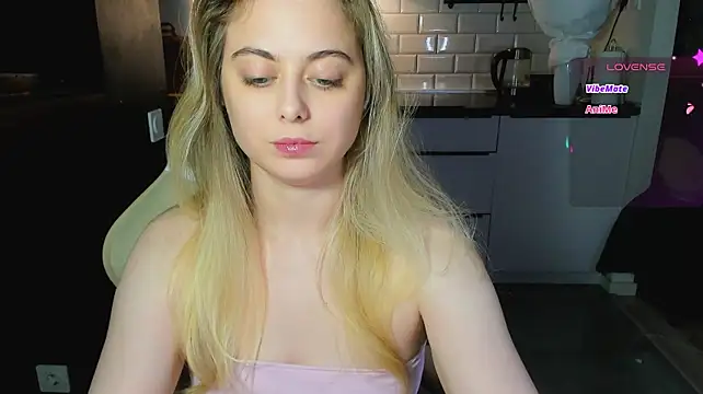 Show modela blonde_kellyy na web-kameri
