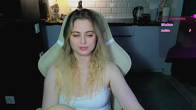 Pokazy przed kamerką – blonde_kellyy