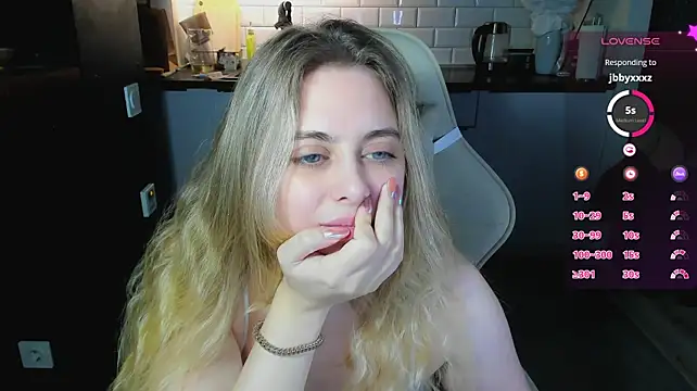 blonde_kellyy's Webcam Show