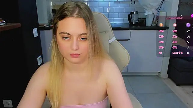 blonde_kellyy Adlı Modelin Web Kamerası Şovu