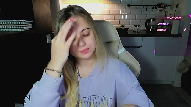 blonde_kellyy Adlı Modelin Web Kamerası Şovu