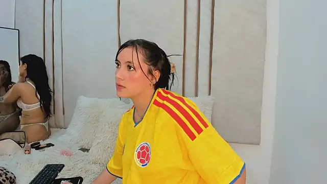 twodesiressary Webcamshow