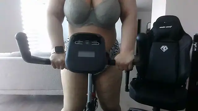 CurvyEllaX webcam show