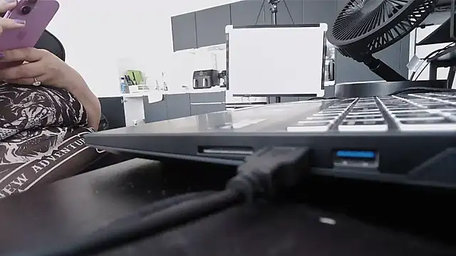 CurvyEllaX's Webcam Show