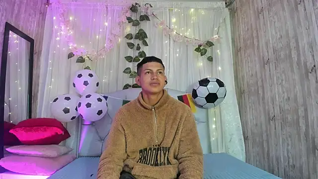 Tony_Zackk Show in webcam