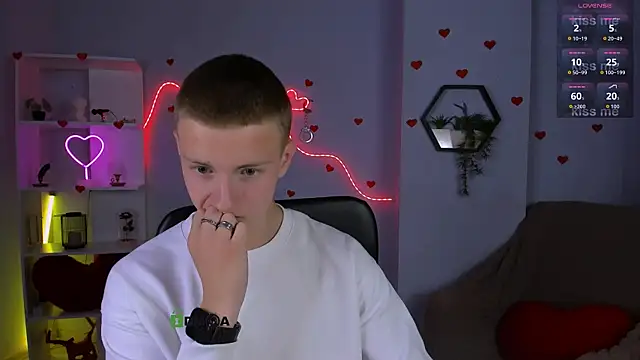 noah_nero Show in webcam