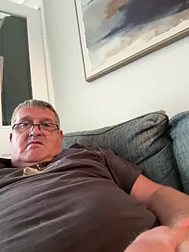 Daddystrokes4u Show in webcam