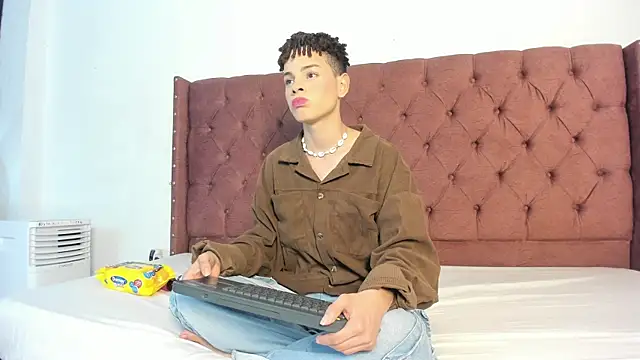 boy_hotparty: διαδικτυακό σόου στην κάμερα