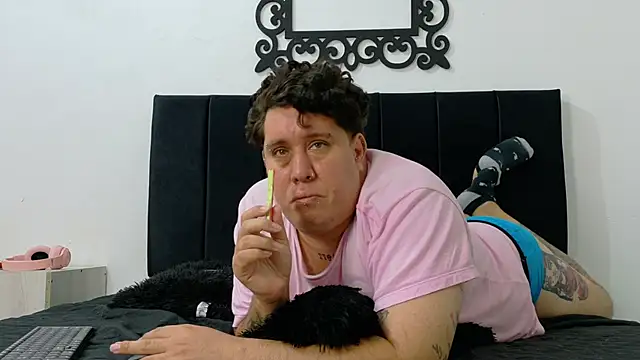 PinkQueen23 webcam show