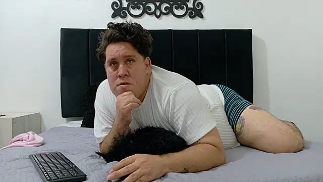 PinkQueen23 Show in webcam