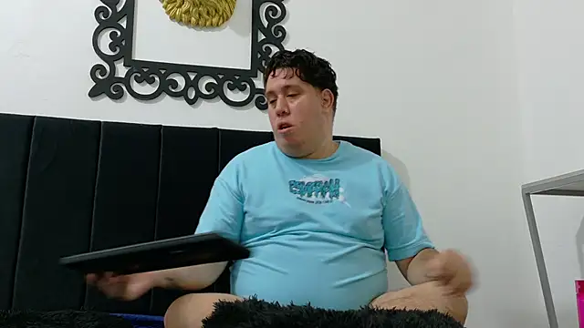 PinkQueen23 Show in webcam
