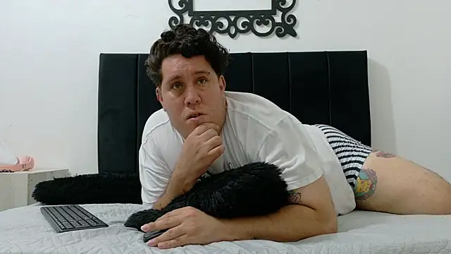 PinkQueen23 webcam show
