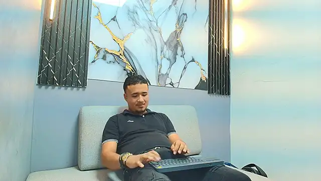 Pertunjukan Kamera Web MAICOL_TORNER