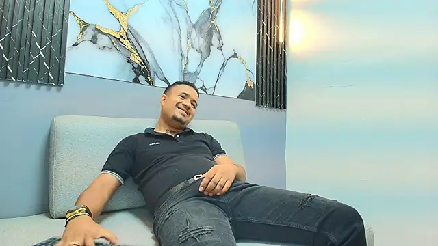 Show modela MAICOL_TORNER na web-kameri