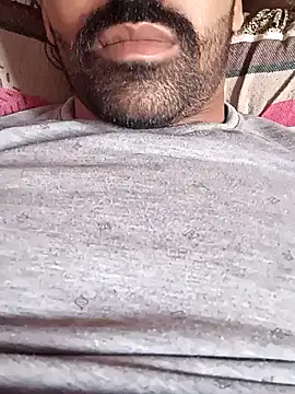 cuteboyaadi: διαδικτυακό σόου στην κάμερα