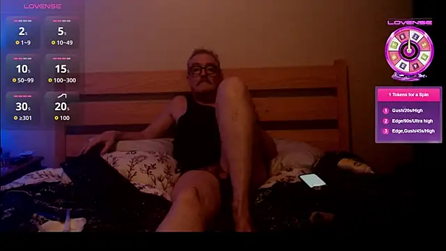 KinkyStacheDaddy: διαδικτυακό σόου στην κάμερα