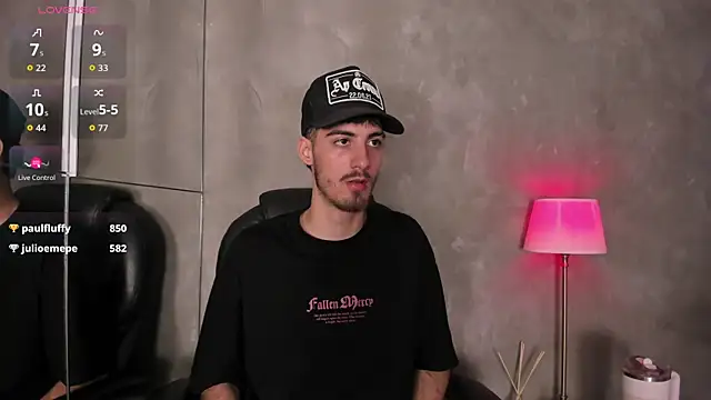 Liam_Crown: διαδικτυακό σόου στην κάμερα