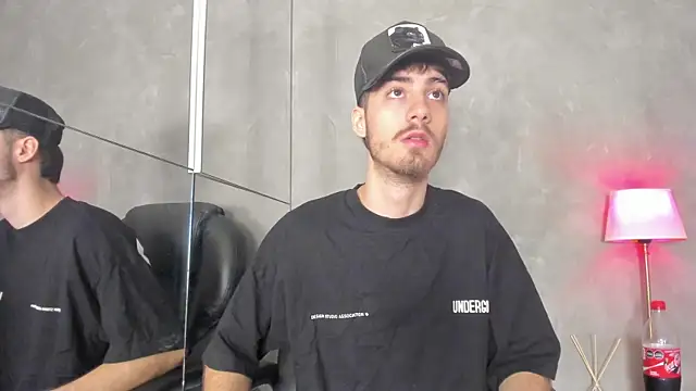 Liam_Crown Show in webcam