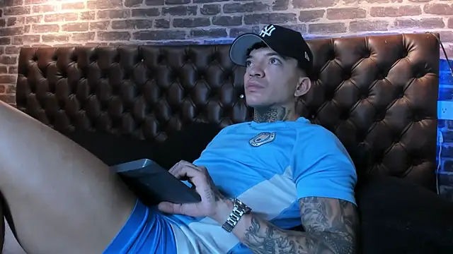 Show modela Asthon_Scoth777 na web-kameri