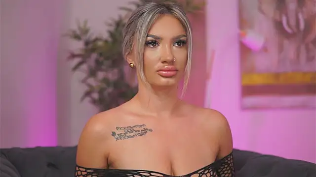 TiaraVeil webcam show