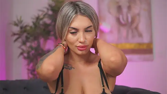 TiaraVeil's Live XXX Chat