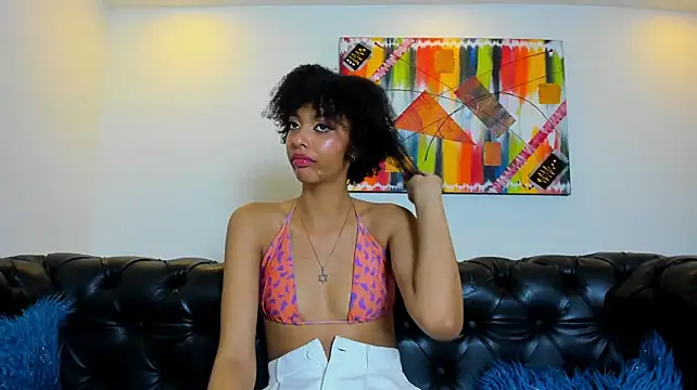 Kiara_Kamau_XXX 现场XXX聊天