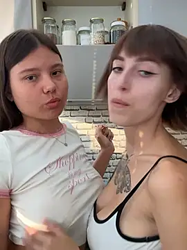 Bratz_Girls: διαδικτυακό σόου στην κάμερα